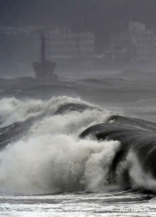 【부산=뉴시스】 하경민 기자= 태풍경보가 발효된 6일 부산 해운대해수욕장 앞바다에 거센 파도가 덮치고 있다. 2018.10.06.&nbsp; yulnetphoto@newsis.com