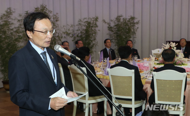 【평양=뉴시스】 사진공동취재단 = 5일 오후 평양 고려호텔에서 열린 10.4선언 11주년 기념 민족통일대회 만찬에서&nbsp; 이해찬 더불어민주당 대표가 인사말을 하고 있다.2018.10.05.photo@newsis.com