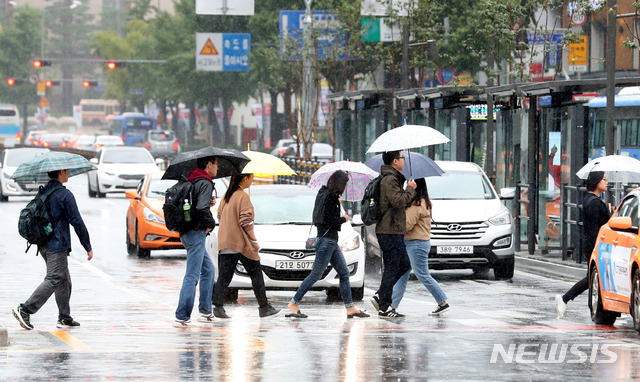 【서울=뉴시스】조성봉 기자 = 제25호 태풍 '콩레이'의 영향으로 전국적으로 비가 내리는 6일 오전 서울 종로구 광화문 거리에서 우산을 쓴 시민들 발걸음을 재촉하고 있다. 2018.10.06.suncho21@newsis.com