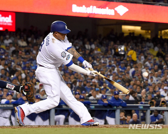 【로스앤젤레스=AP/뉴시스】 LA 다저스는 6일(한국시간) 미국 캘리포니아주 로스앤젤레스의 다저스타디움에서 열린 내셔널리그 디비전시리즈 2차전 애틀랜타 브레이브스와의 경기에서 3-0으로 승리했다. 사진은 1회말 결승 투런 홈런을 날린 매니 마차도.