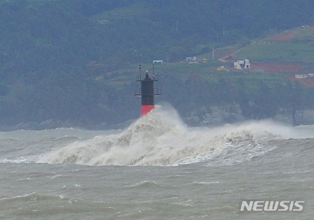 【여수=뉴시스】변재훈 기자 = 25호 태풍 '콩레이'의 영향으로 6일 오전 전남 여수시 오동도 인근 해상 등대에 높은 파도가 일고 있다. 2018.10.06.&nbsp; wisdom21@newsis.com