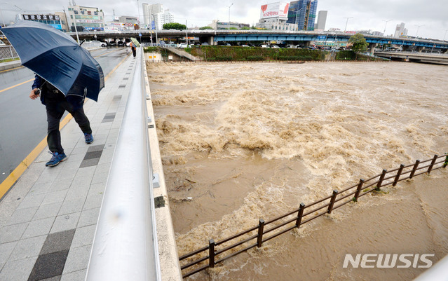 【대구=뉴시스】우종록 기자 = 태풍 '콩레이'의 영향으로 많은 비가 내린 6일 오전 대구 북구 칠성동 1가 신성교 아래로 흙탕물이 거세게 흘러내리고 있다. 2018.10.06.&nbsp; wjr@newsis.com 