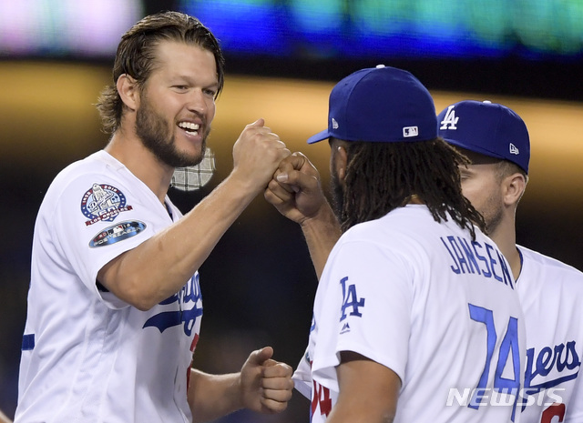 【로스앤젤레스=AP/뉴시스】 LA 다저스는 6일(한국시간) 미국 캘리포니아주 로스앤젤레스의 다저스타디움에서 열린 내셔널리그 디비전시리즈 2차전 애틀랜타 브레이브스와의 경기에서 3-0으로 승리했다. 사진은 마무리 켄리 잰슨과 승리의 기쁨을 나누는 클레이튼 커쇼.