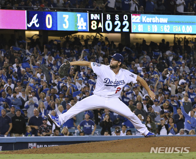 【로스앤젤레스=AP/뉴시스】 LA 다저스는 6일(한국시간) 미국 캘리포니아주 로스앤젤레스의 다저스타디움에서 열린 내셔널리그 디비전시리즈 2차전 애틀랜타 브레이브스와의 경기에서 3-0으로 승리했다. 사진은 8이닝 무실점 역투를 선보인 다저스의 에이스 클레이튼 커쇼. 