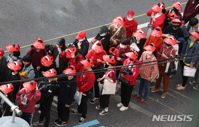 【서울=뉴시스】조성봉 기자 = 6일 오후 서울 종로구 혜화역 일대에서 열린 '편파판결, 불법촬영 규탄시위'에서 참가자들이 행진을 하고 있다. 불편한 용기는 '홍대 몰카 사건'을 계기로 여성에게만 수사가 가혹하게 진행된다는 점을 비판하며 지난 5월부터 시위를 시작했으며 이날 5차 집회를 개최했다. 2018.10.06.suncho21@newsis.com