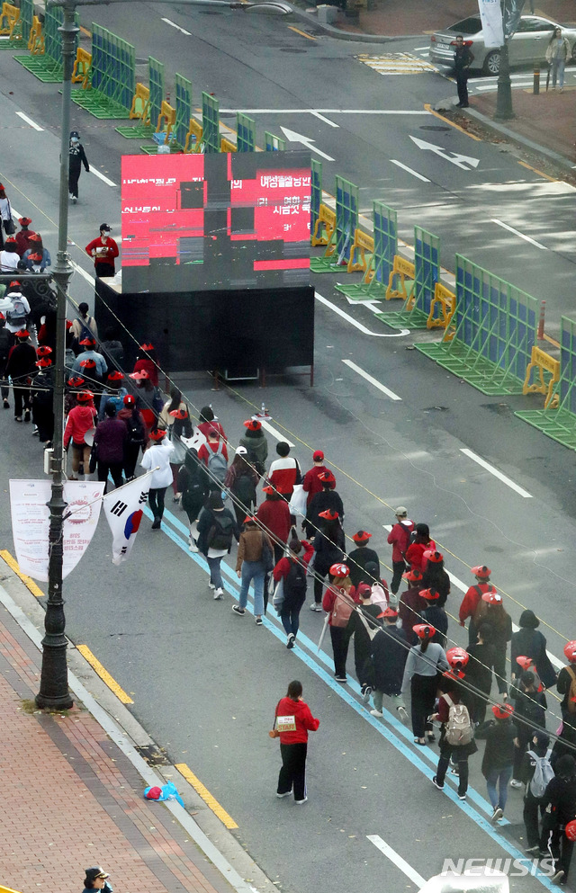 【서울=뉴시스】조성봉 기자 = 6일 오후 서울 종로구 혜화역 일대에서 열린 '편파판결, 불법촬영 규탄시위'에서 참가자들이 행진을 하고 있다. 불편한 용기는 '홍대 몰카 사건'을 계기로 여성에게만 수사가 가혹하게 진행된다는 점을 비판하며 지난 5월부터 시위를 시작했으며 이날 5차 집회를 개최했다. 2018.10.06.suncho21@newsis.com