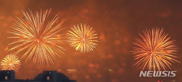 【서울=뉴시스】박주성 기자 = 6일 오후 서울 여의도에서 열린 '한화와 함께하는 서울세계불꽃축제 2018'에서 한국팀의 불꽃이 서울 밤하늘을 수놓고 있다. 2018.10.06. park7691@newsis.com