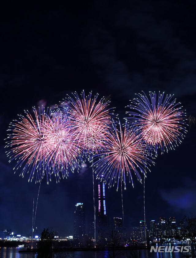 【서울=뉴시스】이영환 기자 = 6일 오후 서울 영등포구 여의도 한강공원 일원에서 열린 한화와 함께하는 서울세계불꽃축제 2018에서 화려한 불꽃들이 가을 하늘을 수놓고 있다. 2018.10.06.&nbsp;&nbsp; 20hwan@newsis.com