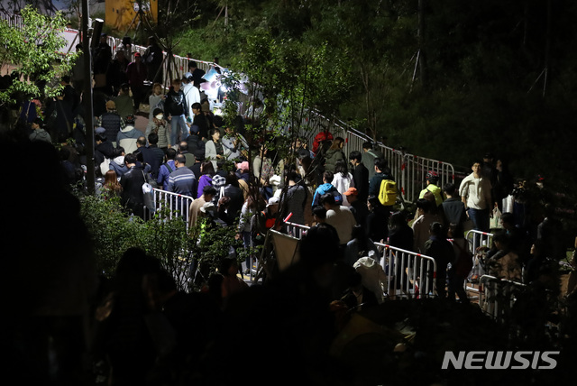 【서울=뉴시스】이영환 기자 = 6일 오후 서울 영등포구 여의도 한강공원 일원에서 열린 한화와 함께하는 서울세계불꽃축제 2018에서 불꽃 관람을 마친 시민들이 귀가하고 있다. 2018.10.06.&nbsp;&nbsp; 20hwan@newsis.com