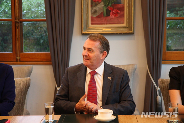 【서울=뉴시스】양소리 기자 = 리엄 폭스 영국 국제통상부 장관은 5일 주한 영국대사관에서 기자 간담회를 열고 "영국은 세계 경제순위 5위이고 한국은 11위인 경제대국이지만 현재 한국은 영국의 (교역 규모 순위) 22번째 국가"라며 양국의 높은 잠재적 기회에 대해 말했다. (사진=주한 영국대사관 제공) 2018.10.07