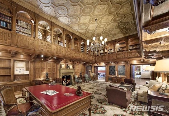 【로스앤젤레스=뉴시스】 베벌리 하우스 안에 있는 2층 규모의 서재. <사진출처=Realtor.com 홈페이지> 