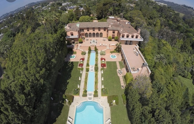 【로스앤젤레스=뉴시스】 미국 캘리포니아주의 베벌리힐스를 대표하는 '베벌리 하우스'가 1억3500만달러(약 1526억원)의 가격에 매물로 나와 관심을 모으로 있다. 부지 3.5에이커(1만4164㎡)에 주거공간이 5만5000스퀘어피트(5109㎡)에 이르는 이 저택은 존 F. 케네디 전 미국대통령과 재클린의 신혼여행지이자 영화 '대부'와 '보디가드' 등의 촬영장소로 유명하다. <사진=베벌리하우스그룹 홈페이지> 2018.10.07 