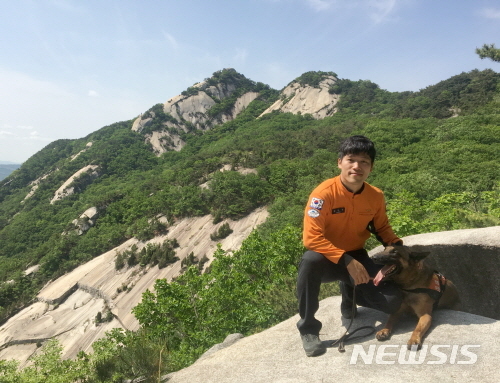 【서울=뉴시스】중앙119구조본부 수도권119특수구조대에서 활약 중인 인명구조견 '왕건'이 충북 충주시 용탄동 인근 야산에서 실종된 치매환자를 발견해 생명을 구했다. <사진제공=소방청> 2018.10.07.