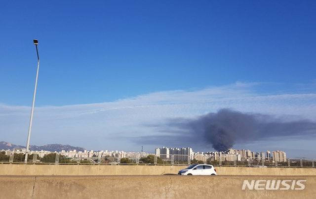 【고양=뉴시스】이경환 기자 = 7일 오후 서울외곽순환고속도로 고양IC에서 김포 방향 도로에서 불이 난 대한송유관공사 저유기에서 난 불의 연기가 주변으로 퍼지고 있다. 2018.10.07.(사진=독자 제공)&nbsp; lkh@newsis.com 