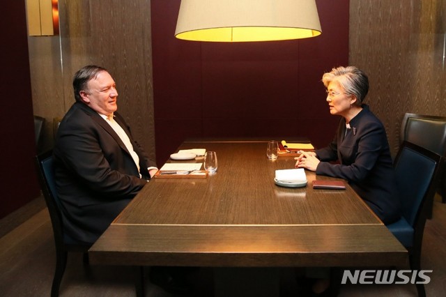 【서울=뉴시스】강수윤 기자 = 강경화 외교부 장관은 평양을 찾아 김정은 북한 국무위원장을 만나고 돌아온 마이크 폼페이오 미 국무장관과 7일 오후 만찬 협의를 갖고 4차 방북 결과를 공유하고 의견을 교환했다. (사진 = 외교부 제공) shoon@newsis.com 2018.10.07