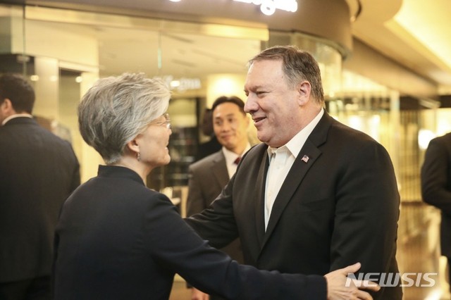 【서울=뉴시스】강수윤 기자 = 강경화 외교부 장관은 평양을 찾아 김정은 북한 국무위원장을 만나고 방한한 마이크 폼페이오 미 국무장관과 7일 방북 결과를 공유하고 의견을 교환했다. (사진 = 외교부 제공) shoon@newsis.com 2018.10.07 