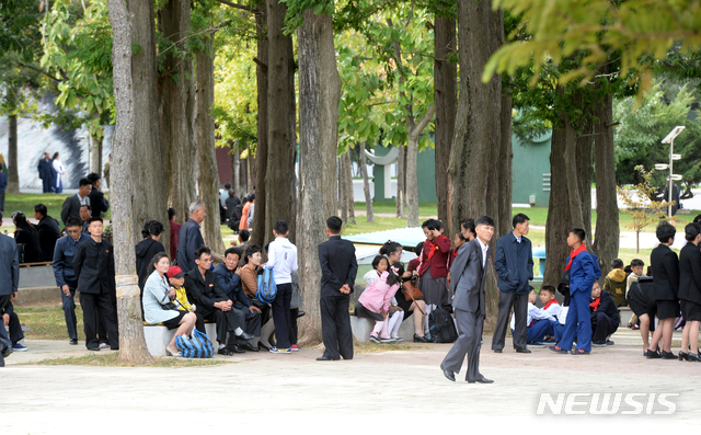 【평양=뉴시스】 사진공동취재단 = 6일 휴일을 맞아 평양 중앙동물원에는 가을나들이에 나선 북한 주민들로 북쩍이고 있다. 2018.10.07. photo@newsis.com