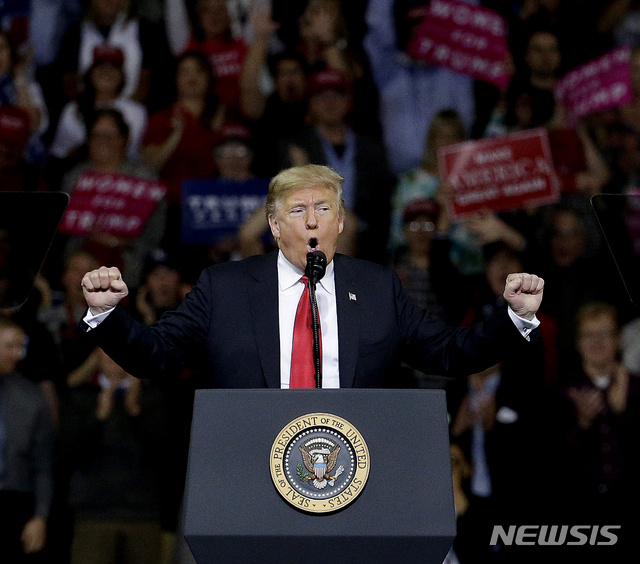 【 토페카=AP/뉴시스】도널드 트럼프 미국 대통령이 6일(현지시간)캔사스주 토페카에서 오는 11월 6일 치러질 중간선거 지원 연설을 하고 있다. 2018.10.07