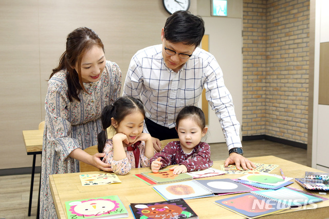 30~50대 절반은 맞벌이…고학력·자녀 적을수록 많아