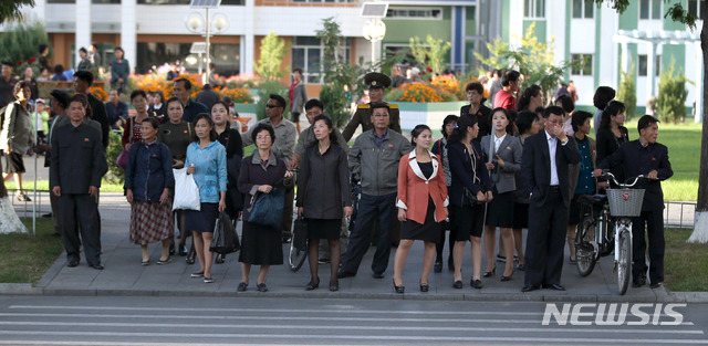 【평양=뉴시스】사진공동취재단 = 6일 평양거리에서 시민들이 횡단보도 앞에 서 있다. 2018.10.07. photo@newsis.com