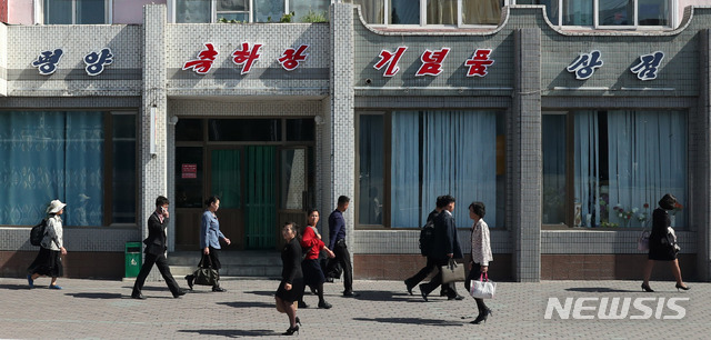【평양=뉴시스】평양 시내 거리를 걷는 시민들 모습. (사진=뉴시스DB)