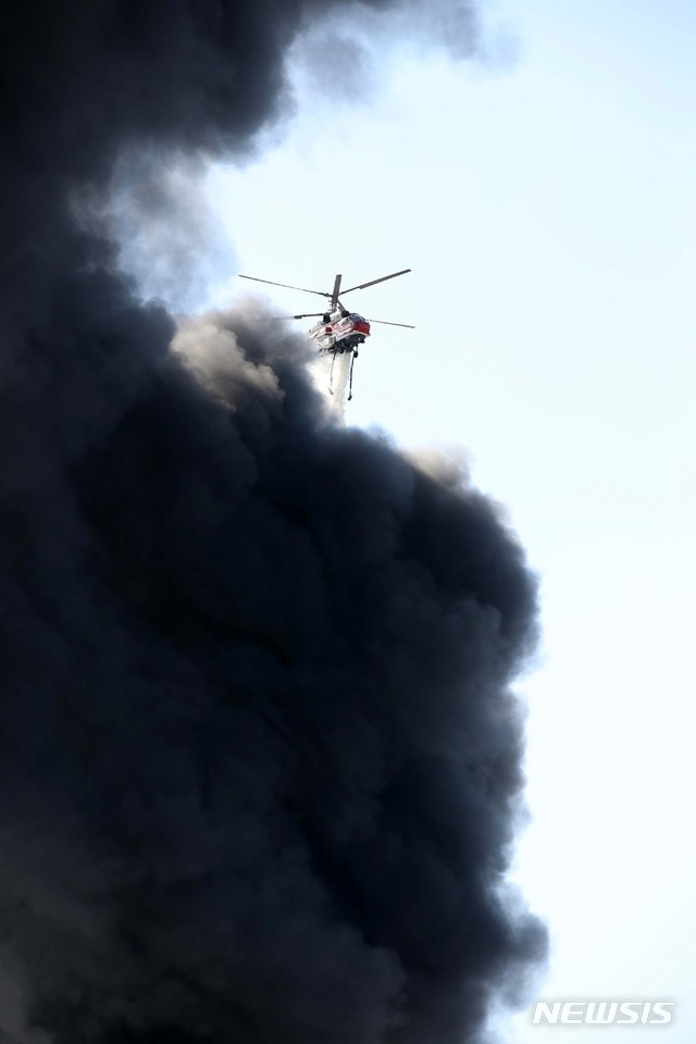 【고양=뉴시스】고범준 기자 = 7일 오전 11시께 경기도 고양시 대한송유관공사의 지하 탱크에서 불이 나 소방 당국이 진화작업을 하고 있다. 불이 난 곳에는 총 4개의 지하 탱크가 있고 이 중 1개에서 불이 시작된 것으로 소방 당국은 파악하고 있다. 2018.10.07.&nbsp; bjko@newsis.com