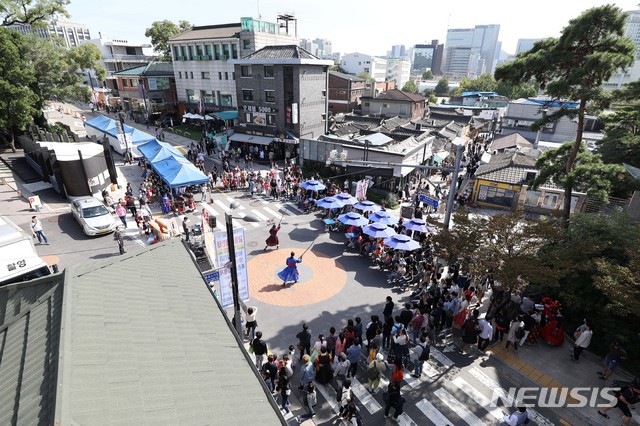 【서울=뉴시스】전신 기자 = 7일 서울 종로구 북촌로5길 일대에서 시민들과 외국인 관광객들이 무예도보통지 24반 무예 공연을 관람하고 있다. 서울시는 이날 오전 10시부터 오후 7시까지 국립현대미술관~아트선재센터~정독도서관입구~송원아트센터~윤보선길진입로~재동초등학교삼거리에 이르는 북촌로5길 430m 구간을 '차 없는 거리'로 첫 시범 운영한다고 밝혔다. 2018.10.07. photo1006@newsis.com