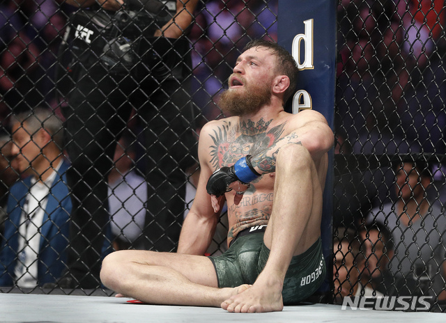 【라스베이거스=AP/뉴시스】허탈한 표정의 맥그리거