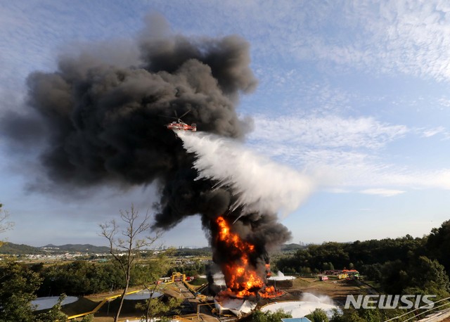 【고양=뉴시스】고범준 기자 = 7일 오전 11시께 경기도 고양시 대한송유관공사의 지하 탱크에서 불이 나 소방 당국이 진화작업을 하고 있다. 불이 난 곳에는 총 4개의 지하 탱크가 있고 이 중 1개에서 불이 시작된 것으로 소방 당국은 파악하고 있다. 2018.10.07.&nbsp; bjko@newsis.com