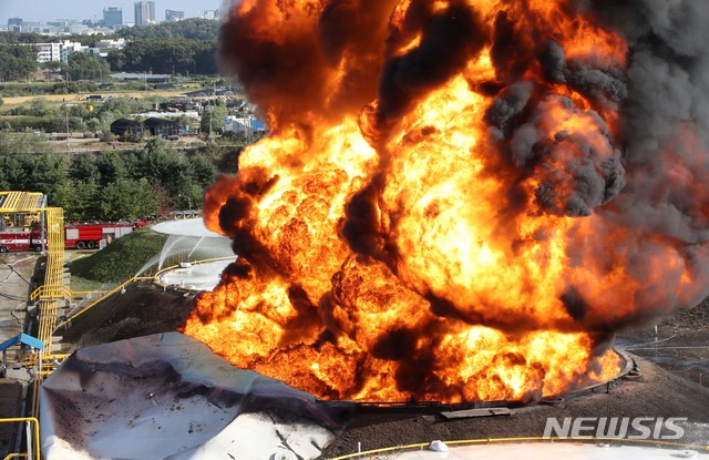 【고양=뉴시스】고범준 기자 = 7일 오전 11시께 경기도 고양시 대한송유관공사의 지하 탱크에서 불이 나 소방 당국이 진화작업을 하고 있다. 불이 난 곳에는 총 4개의 지하 탱크가 있고 이 중 1개에서 불이 시작된 것으로 소방 당국은 파악하고 있다. 2018.10.07.&nbsp; bjko@newsis.com