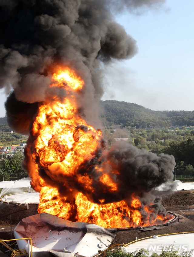 【고양=뉴시스】고범준 기자 = 7일 오전 11시께 경기도 고양시 대한송유관공사의 지하 탱크에서 불이 나 소방 당국이 진화작업을 하고 있다.불이 난 곳에는 총 4개의 지하 탱크가 있고 이 중 1개에서 불이 시작된 것으로 소방 당국은 파악하고 있다. 2018.10.07. bjko@newsis.com
