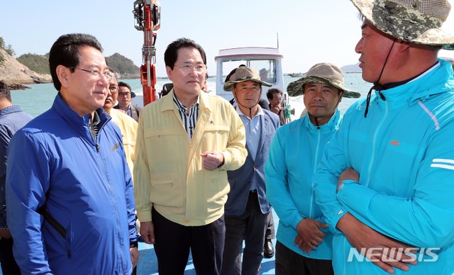 【완도=뉴시스】신대희 기자 = 김영록 전라남도지사가 7일 오후 한반도를 강타한 제25회 태풍 콩레이 영향으로 전복양식장에 피해를 입은 완도군 보길면 통리, 백도리를 방문, 어업인들과 선상에서 이야기를 나누고 있다. 전남도는 태풍이 남기고 간 상처를 치유하기 위해 재해 복구에 전력을 쏟고 있다.2018.10.07. (사진 = 전남도 제공)&nbsp; photo@newsis.com