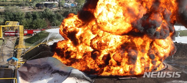 【고양=뉴시스】고범준 기자 = 7일 오전 11시께 경기도 고양시 대한송유관공사의 지하 탱크에서 불이 나 소방 당국이 진화작업을 하고 있다. 불이 난 곳에는 총 4개의 지하 탱크가 있고 이 중 1개에서 불이 시작된 것으로 소방 당국은 파악하고 있다. 2018.10.07.&nbsp; bjko@newsis.com