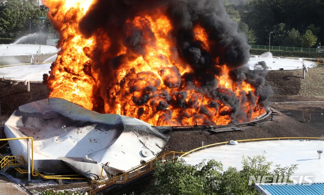 【고양=뉴시스】고범준 기자 = 7일 오전 11시께 경기도 고양시 대한송유관공사의 탱크에서 불이 나 소방 당국이 진화작업을 하고 있다. 2018.10.07. bjko@newsis.com