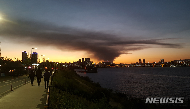 【서울=뉴시스】박영태 기자 = 경기 고양시 덕양구 화전동 대한송유관공사 서울북부저유지에서 폭발 사고가 발생한 7일 오후 서울 한강변에서 바라본 하늘이 검은 연기로 뒤덮여 있다. 2018.10.07.since1999@newsis.com