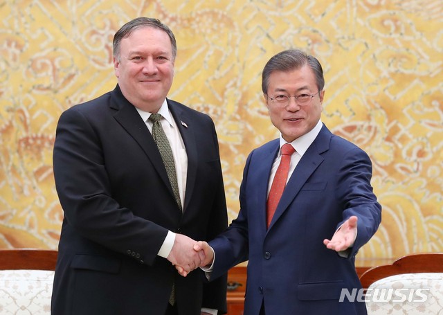 【서울=뉴시스】전신 기자 = 문재인 대통령이 7일 청와대 본관 접견실에서 마이크 폼페이오 미국 국무부 장관과 면담에 앞서 악수하고 있다. 폼페이오 장관은 이날 오전 북한 평양을 방문해 김정은 국무위원장과 면담 직후 청와대를 방문했다. 2018.10.07.&nbsp; photo1006@newsis.com
