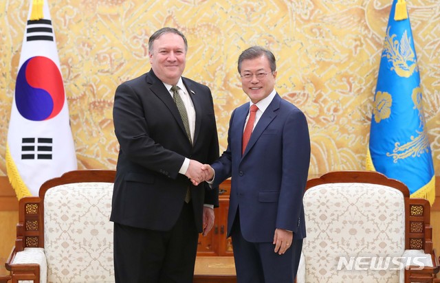 【서울=뉴시스】전신 기자 = 문재인 대통령이 7일 청와대 본관 접견실에서 마이크 폼페이오 미국 국무부 장관과 면담에 앞서 악수하고 있다. 폼페이오 장관은 이날 오전 북한 평양을 방문해 김정은 국무위원장과 면담 직후 청와대를 방문했다. 2018.10.07. photo1006@newsis.com