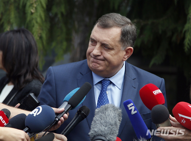 보스니아-헤르체고비나 내 세르비아 자치지역의 수장으로 이번 보스니아 3인 대통령부 선거에 출마한 밀로라드 도딕 후보가 투표후 회견하고 있다.&nbsp; AP