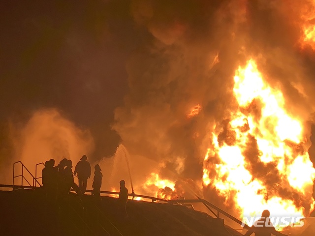 【서울=뉴시스】 경기 고양시 덕양구 화전동 대한송유관공사 서울북부저유지에서 폭발 사고가 발생한 7일 오후 소방대원들이 야간 진화 작업을 계속하고 있다. 2018.10.07.(사진=경기도소방재난본부 제공) photo@newsis.com