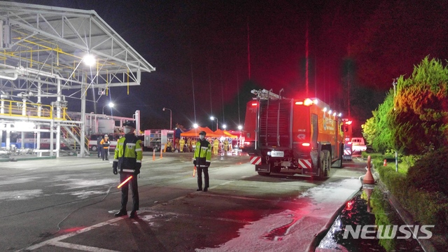 【고양=뉴시스】이호진 기자 = 통제선 너머로 설치된 소방당국의 현장지휘소에서 소방 관계자들이 현장 상황을 논의하고 있다. 2018.10.8.&nbsp; asake@newsis.com