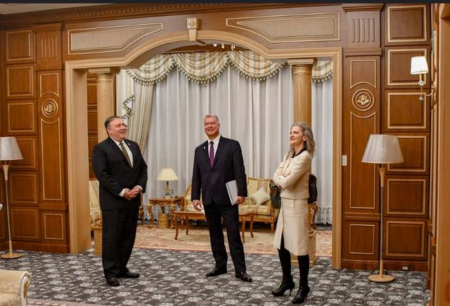 【서울=뉴시스】 마이크 폼페이오 미국 국무장관, 스티븐 비건 국무부 대북정책특별대표, 앨리슨 후커 백악관 국가안보회의 한반도 담당 보좌관이 7일 북한 평양 백화원 초대소에서 김정은 국무위원장 접견 전 실내를 살펴보고 있다. 2018.10.08