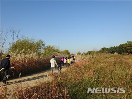  【부산=뉴시스】허상천 기자 = 부산시는 가을여행주간을 맞아 오는 20일부터 내달 4일까지 낙동강하구에서 아동·청소년 및 가족들이 자연과 생태를 즐길 수 있는 다양한 생태체험 및 특집프로그램을 운영한다고 8일 밝혔다. 2018.10.08. 9사진 = 부산시 제공) photo@newsis.com