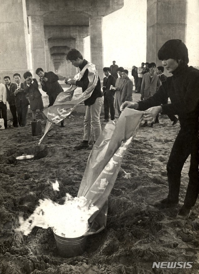 【서울=뉴시스】 1968년에 강국진, 정강자, 정찬승 작가가 행했던 ‘한강변의 타살’ 해프닝 장면.