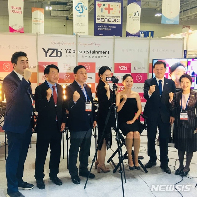 【광주=뉴시스】구길용 기자 = 광주테크노파크는 8일 광주지역 생체의료소재 부품기업들이 최근 김대중컨벤션센터에서 열린 시니어의료박람회에서 동남아 기업들과 3000만 달러 상당의 수출협약을 체결했다고 밝혔다. 사진은 이용섭 광주시장이 박람회 시연회장에서 ㈜메종 양정철 대표 등 지역 생체의료소재 기업 관계자들과 기념촬영하는 모습. 2018.10.08. (사진=광주TP 제공)&nbsp; kykoo1@newsis.com 