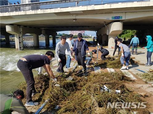 【대구=뉴시스】 대구시설공단 직원들이 8일 오전 제25호 태풍 콩레이의 영향으로 범람했던 대구 신천에서 복구작업을 하고 있다. 2018. 10. 08.(사진=대구시 제공)&nbsp; photo@newsis.com