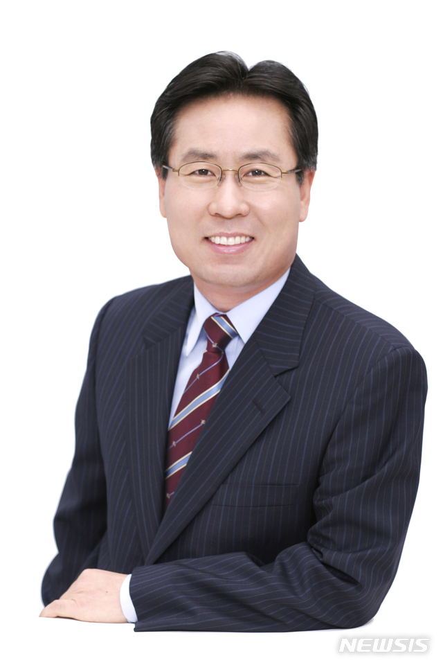 【여수=뉴시스】김석훈 기자 = 전남 여수시 소호동 디오션리조트는 8일 신달순 신임 대표이사가 취임했다고 밝혔다. 디오션리조트 김종관 전 대표이사는 효정글로벌통일재단 이사장으로 취임했다. 사진은 신달순 대표이사. 2018.10.08. (사진=디오션리조트 제공) kim@newsis.com