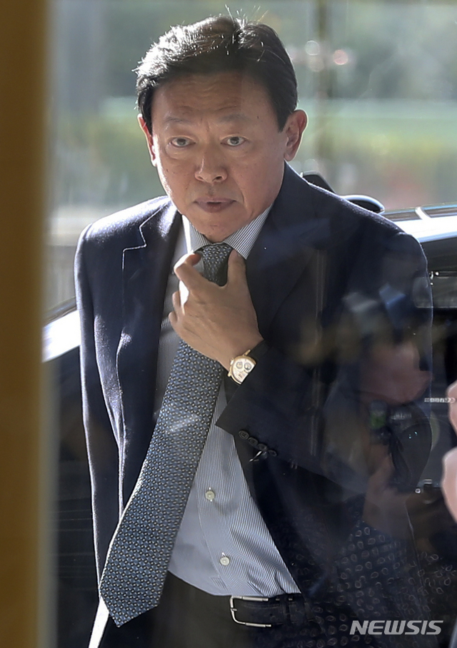 【서울=뉴시스】최진석 기자 = 뇌물 혐의 관련 2심 공판서 집행유예로 풀려난 신동빈 롯데그룹 회장이 8일 오전 서울 송파구 롯데월드타워로 출근하고 있다. 신 회장은 8개월 만에 풀려나 경영일선에 복귀했다. 2018.10.08.myjs@newsis.com