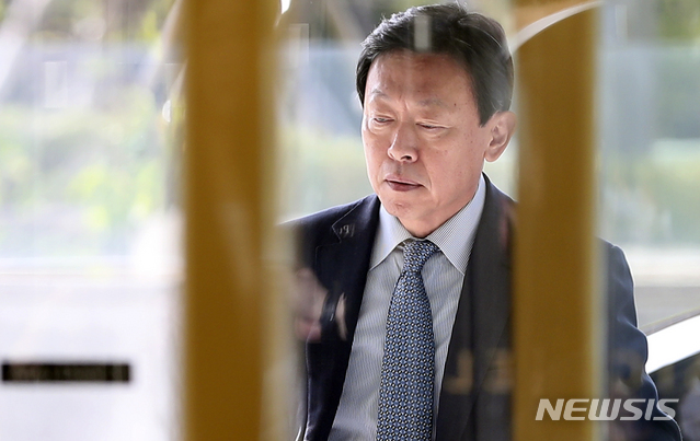 【서울=뉴시스】최진석 기자 = 집행유예로 풀려난 신동빈 롯데그룹 회장이 지난 8일 오전 서울 송파구 롯데월드타워로 출근하고 있다. 신 회장은 8개월만에 경영일선에 복귀했다. 2018.10.08.myjs@newsis.com