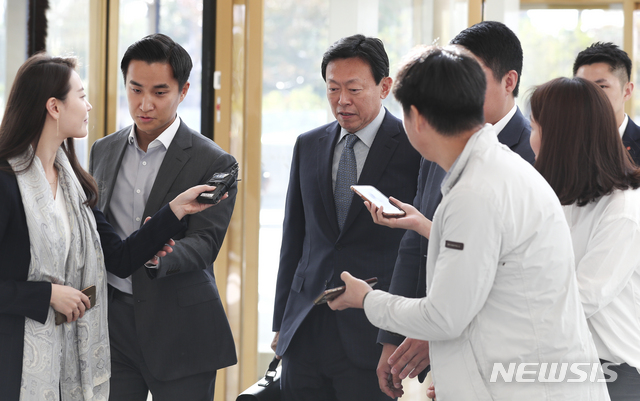 【서울=뉴시스】최진석 기자 = 뇌물 혐의 관련 2심 재판서 집행유예로 풀려난 신동빈 롯데그룹 회장이 8일 오전 서울 송파구 롯데월드타워로 출근하며 취재진의 질문을 듣고 있다.신 회장은 8개월만에 풀려나 경영일선에 복귀했다.&nbsp; 2018.10.08.myjs@newsis.com