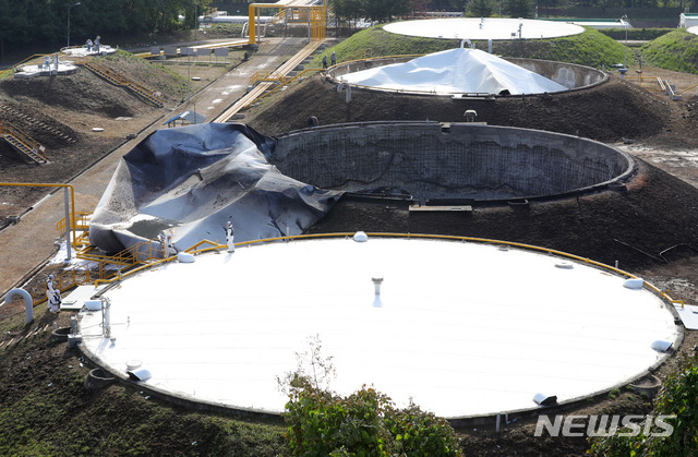 【고양=뉴시스】배훈식 기자 = 대한송유관공사 서울북부저유지 지하 탱크 화재가 완전 진화된 8일 오전 경기 고양시 화재현장에서 소방 관계자들이 현장감식을 하고 있다. 2018.10.08. dahora83@newsis.com